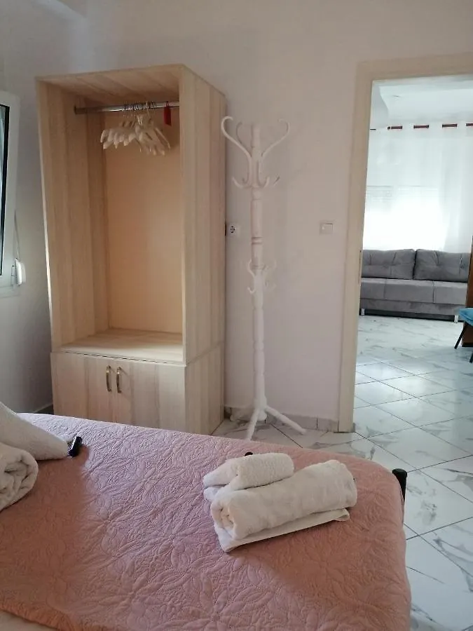 Kos-Takis Suites & Apartments Himarë Bed & Breakfast